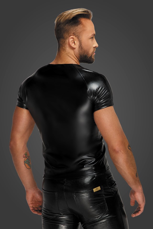 H070 Svart Wetlook t-shirt med ormskinnslook