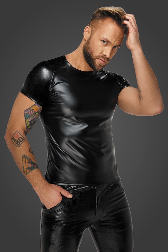 H070 Svart Wetlook t-shirt med ormskinnslook